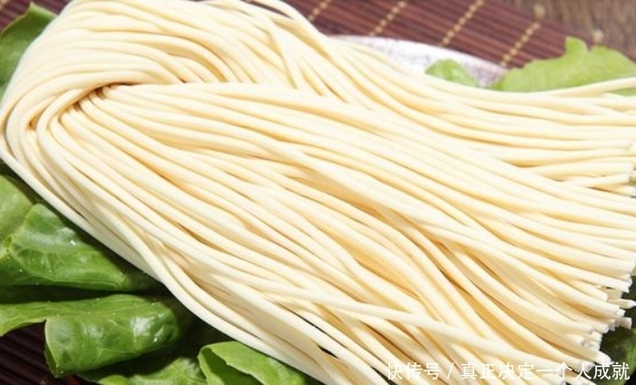 分享一款好吃的凉拌面,搭配两种美味酱料,鲜香解馋,家人都爱吃