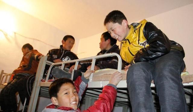 孤儿院|白岩松坚决不送孩子寄宿,住校生是半个孤儿院儿童?没那么严重