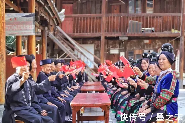 西江千户苗寨景区祝伟大的祖国生日快乐！繁荣昌盛|欢度国庆 | 五星红旗