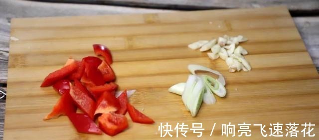 红椒|青瓜别凉拌,跟肉片炒一炒超下饭,清脆爽口不出水,多吃养颜排毒!