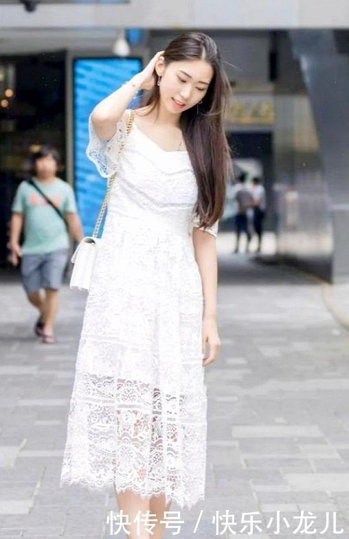 魅力紧身裙小姐姐,年轻自信的穿搭,尽显唯美气息