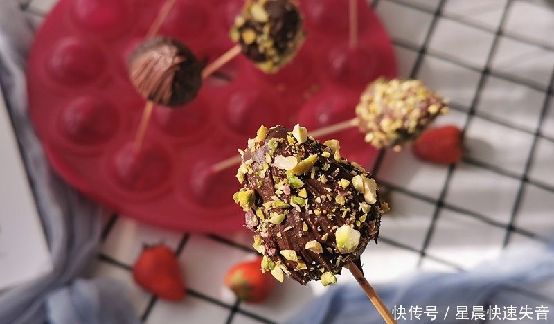 草莓别直接吃了,裹上一层巧克力脆皮,咬一口香甜流汁超过瘾!