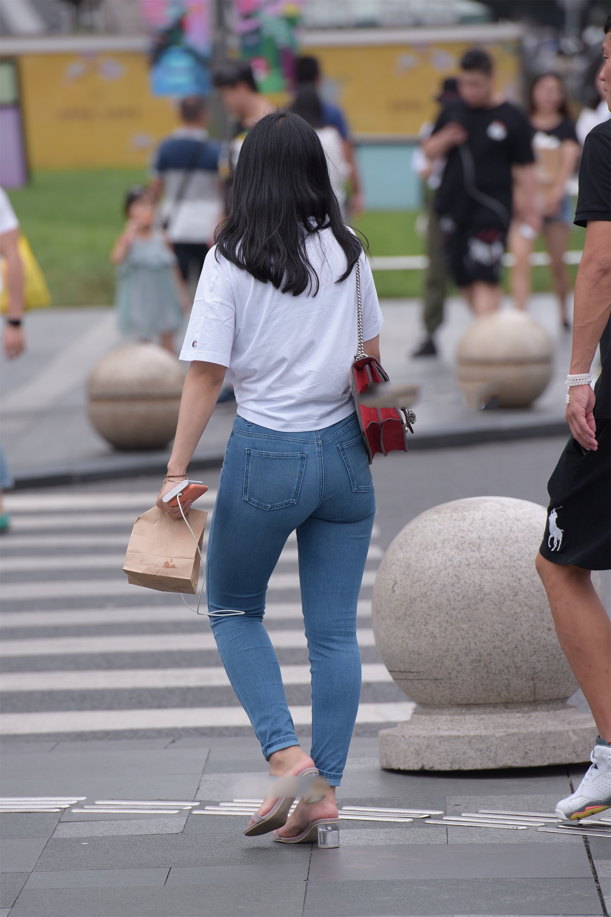 修身|纯白印花短袖, 搭配修身牛仔裤, 青春活力, 简约中带有时尚