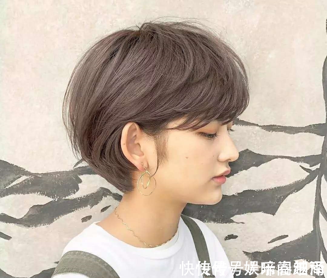 额头 55岁的女人适合留短发吗?有哪些值得推荐的短发发型吗?