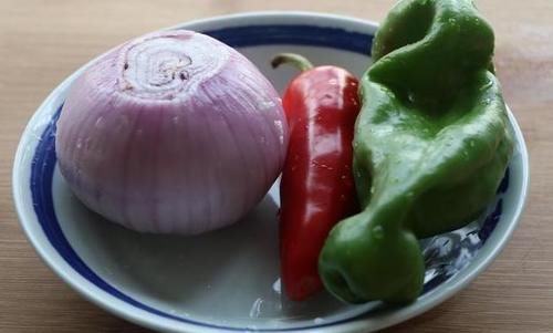 比肉还好吃的土豆面，挤成小鱼炒着吃，既是主食也是菜