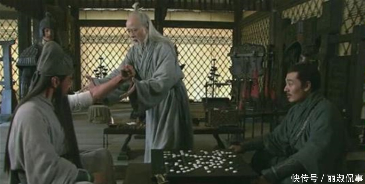 凳子|关羽刮骨疗毒有多疼?关羽看起来很镇静,其实凳子坐碎了