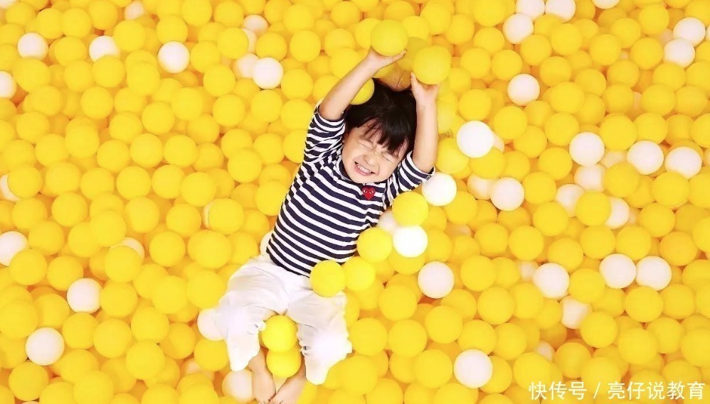 二宝|宝宝累到想坐台阶休息,却不想困难重重,奶奶:笑出眼泪了