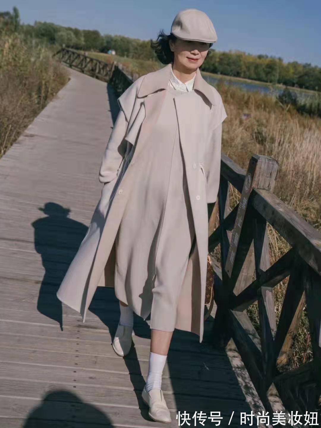 长筒裤|女人无论什么年龄,都适合的“纯色系”法则,干净高级还减龄