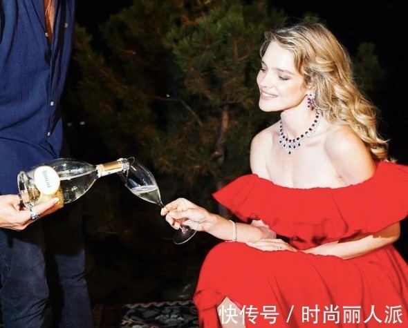 水果娜 LV太子妃才是扮嫩天花板!穿荷叶领红裙秀香肩,不像五个孩子的妈