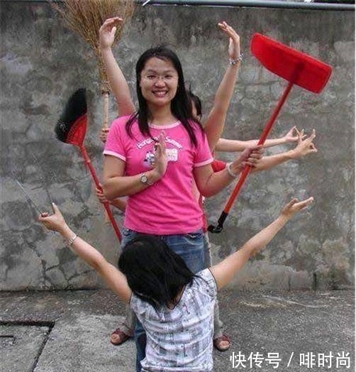 |搞笑图片幽默段子笑话:哈哈,你们两个还挺搭配,男生很乖巧哦