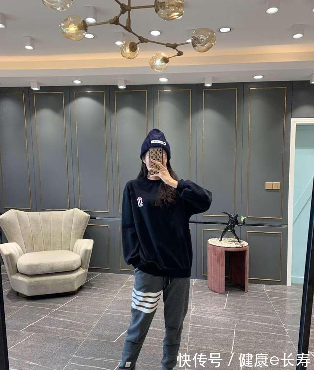 上衣 灰色裤子适合搭什么颜色上衣推荐这4种，气质优雅又高级！