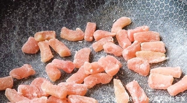 吃完|吃完的柚子皮千万别扔,教你做成糖,晶莹剔透,甜蜜可口,超好吃