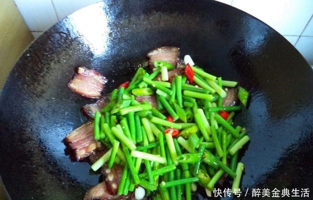 炒蒜苔,“最忌”直接下锅!教你正确做法,又香又脆还入味,好吃