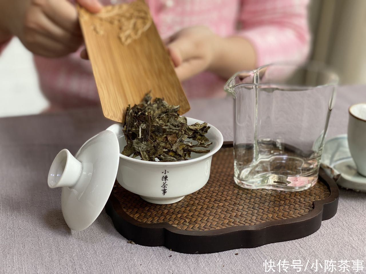 白茶饼容易撬碎，是品质问题吗？看完这2个细节，这锅得自己来背