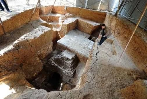 门上|放牛娃山中发现古墓，专家赶到后发现墓门上八个字，瞬间就怒了