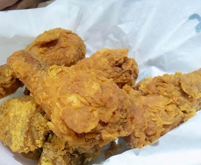 鸡腿“裹”面粉还是淀粉？大厨教我这样炸，果真炸的鸡腿皮脆肉嫩