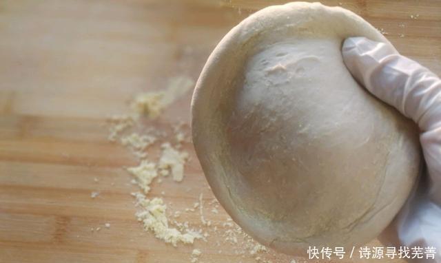 浓郁|手把手教你做腊肠披萨,浓郁的芝士味道,一口树莓