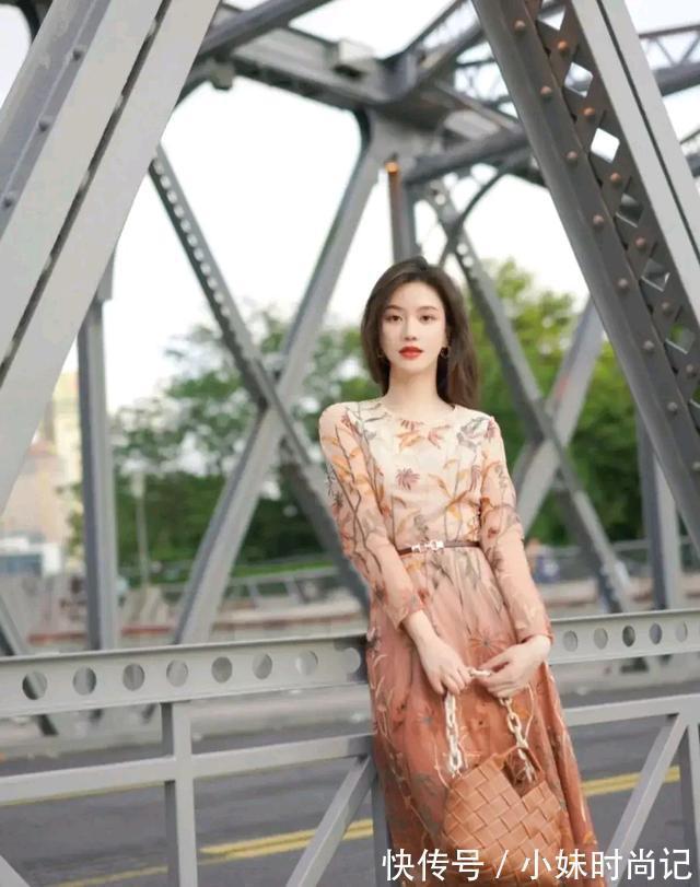 卡其色 卡其色包身与裙子相呼应,把秋日感拉满,与秋天撞个满怀