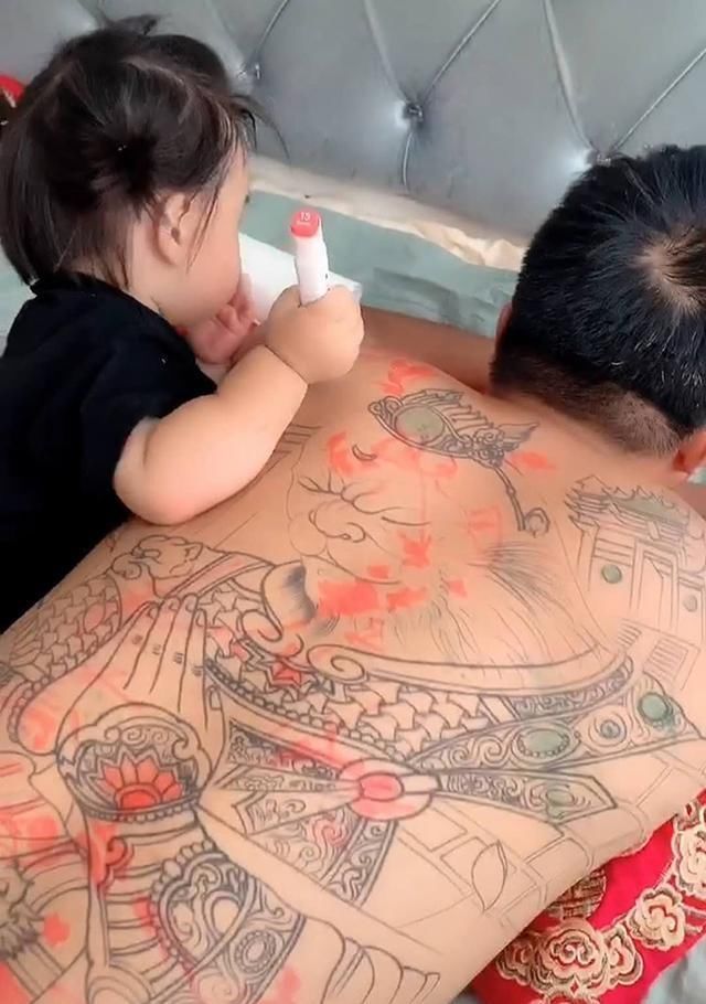 纹身|女儿给爸爸的纹身上色,社会人秒变“小清新”,网友洗洗还能用