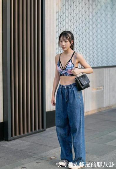 阔腿裤|女生要有一条吊带打底裤，可以轻松诠释各种风格和白色运动鞋