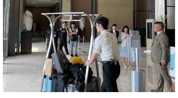 节目|《中餐厅5》路透来了，黄晓明自己推行李，丁真的普通话令人担心