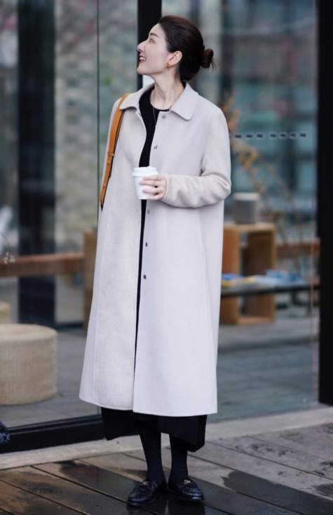 羽绒服|今冬流行的“小黑裙”正火,搭配上大衣和羽绒服都超美,高级时髦