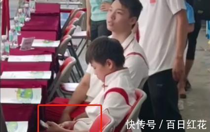 后辈|全红婵变化真大!1年前领奖,1年后颁奖!为后辈签名,撸起袖子