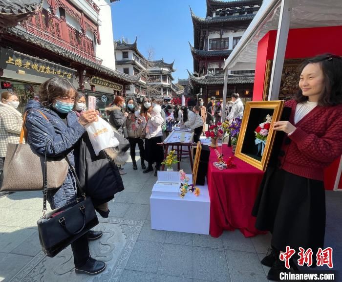 励美丽|冬奥热情不减 颁奖花束在上海街头受捧