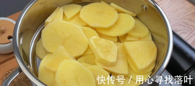 土豆好吃又好看的做法，外酥里软，比薯条还好吃！