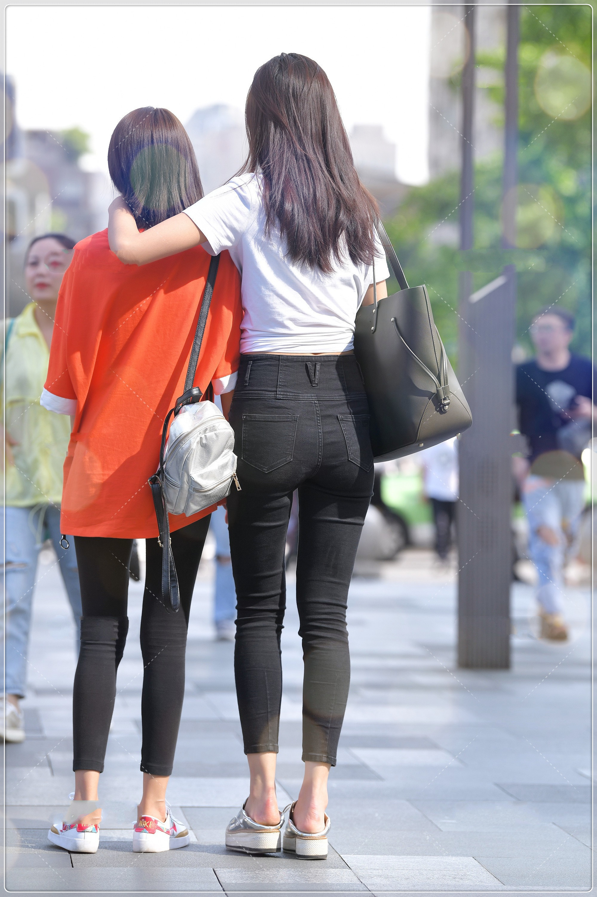 街拍黑+白经典配色,将简单的搭配,穿出与众不同