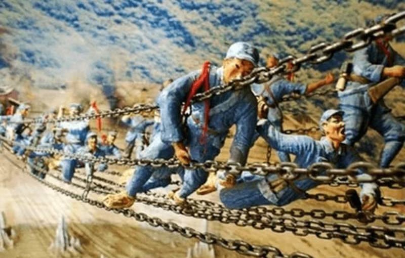 木板|飞夺泸定桥,敌军为何只拆掉木板而不弄断铁链,幸存老兵揭开真相