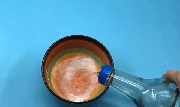 洗衣服别再只放洗衣液了，多加一碗它，洗出来的衣服更加干净卫生