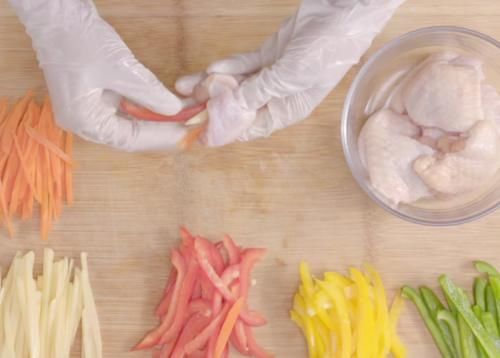 鸡翅这样做太好吃，焦香无骨，荤素搭配，孩子爱吃的美味家常菜