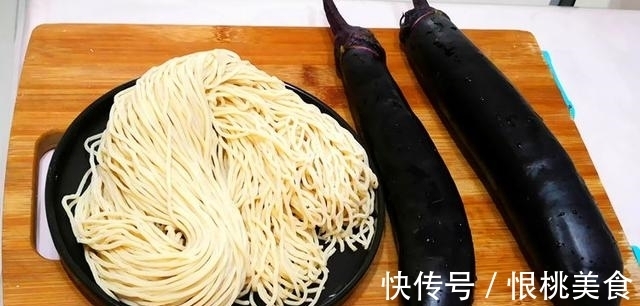 肉末|换个花样吃面条，茄子尖椒加肉末，做法简单适合忙碌的上班族