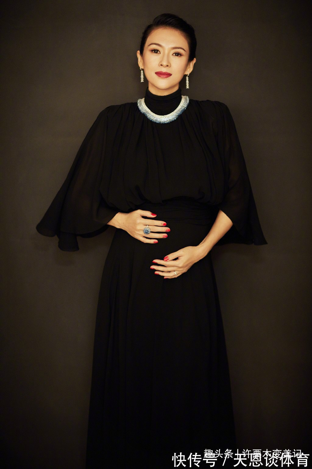 服装 女人过了40岁,别打扮的那么俗气!这5种衣服要少穿,廉价没品位