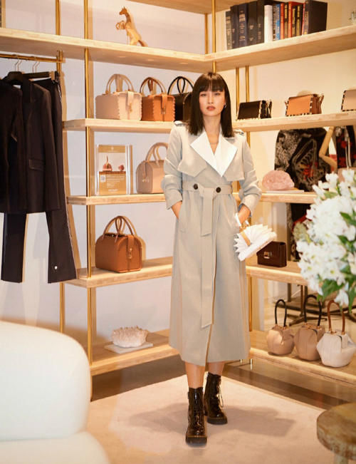 春天穿风衣时，尽量少配高跟鞋！看看“仙女酵母”，你会有所启发