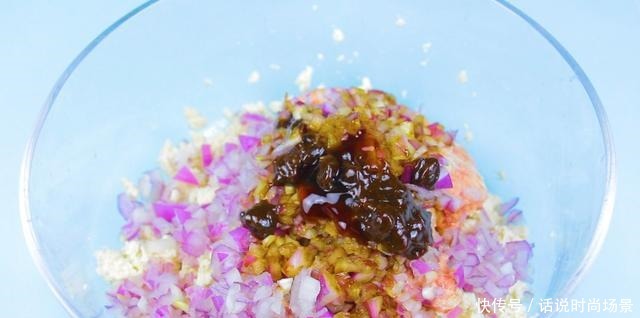 想吃肉丸子,用这种做法,肉末加一块老豆腐,锅里一炸,真香