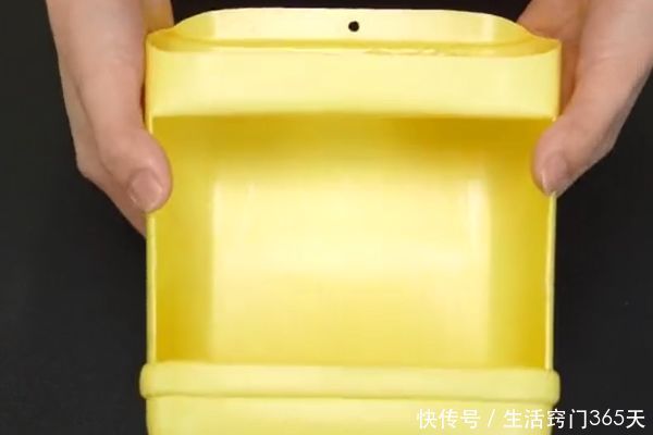 卫生间|洗洁精瓶是个“宝”,剪几刀放在卫生间,全家人都要抢着用!