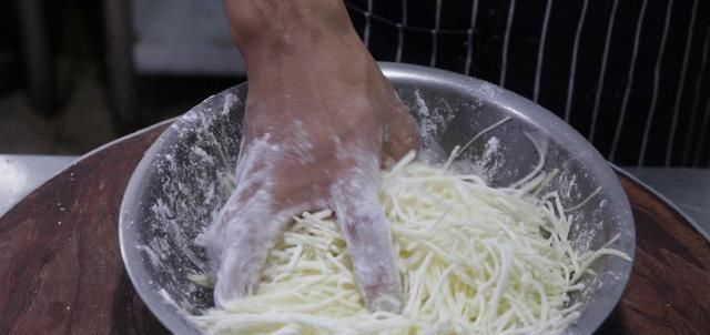 土豆丝里打2鸡蛋,没想到这么好吃,我家隔天就想吃,出锅被抢光