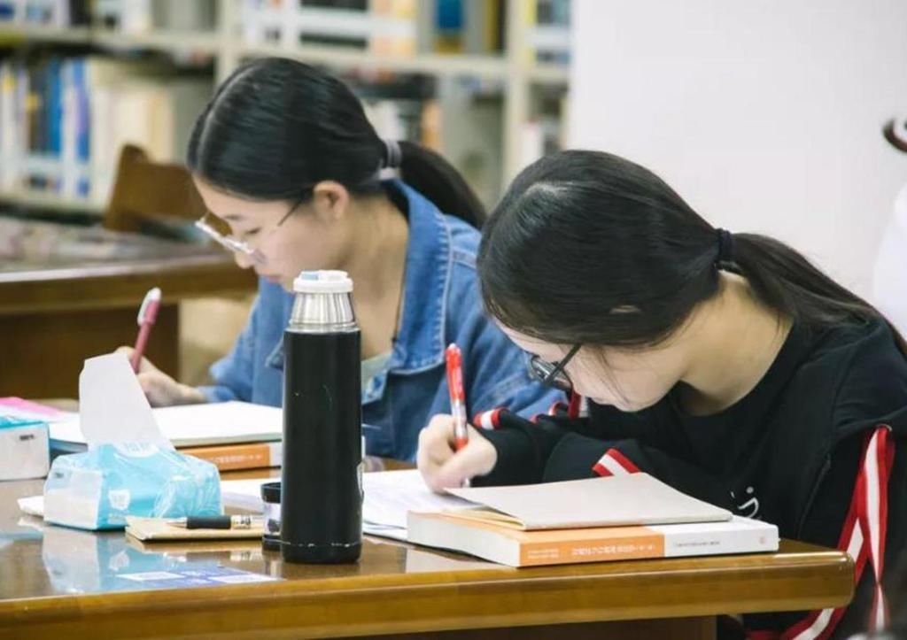 北航再次清退400名学生，学霸被踢出大学，网友却说：清的好