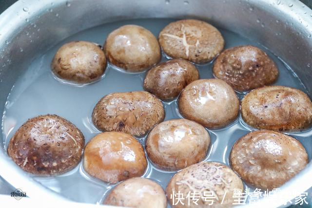 香菇直接用清水洗是大错，学会这个小妙招，脏东西小虫子乖乖溜走