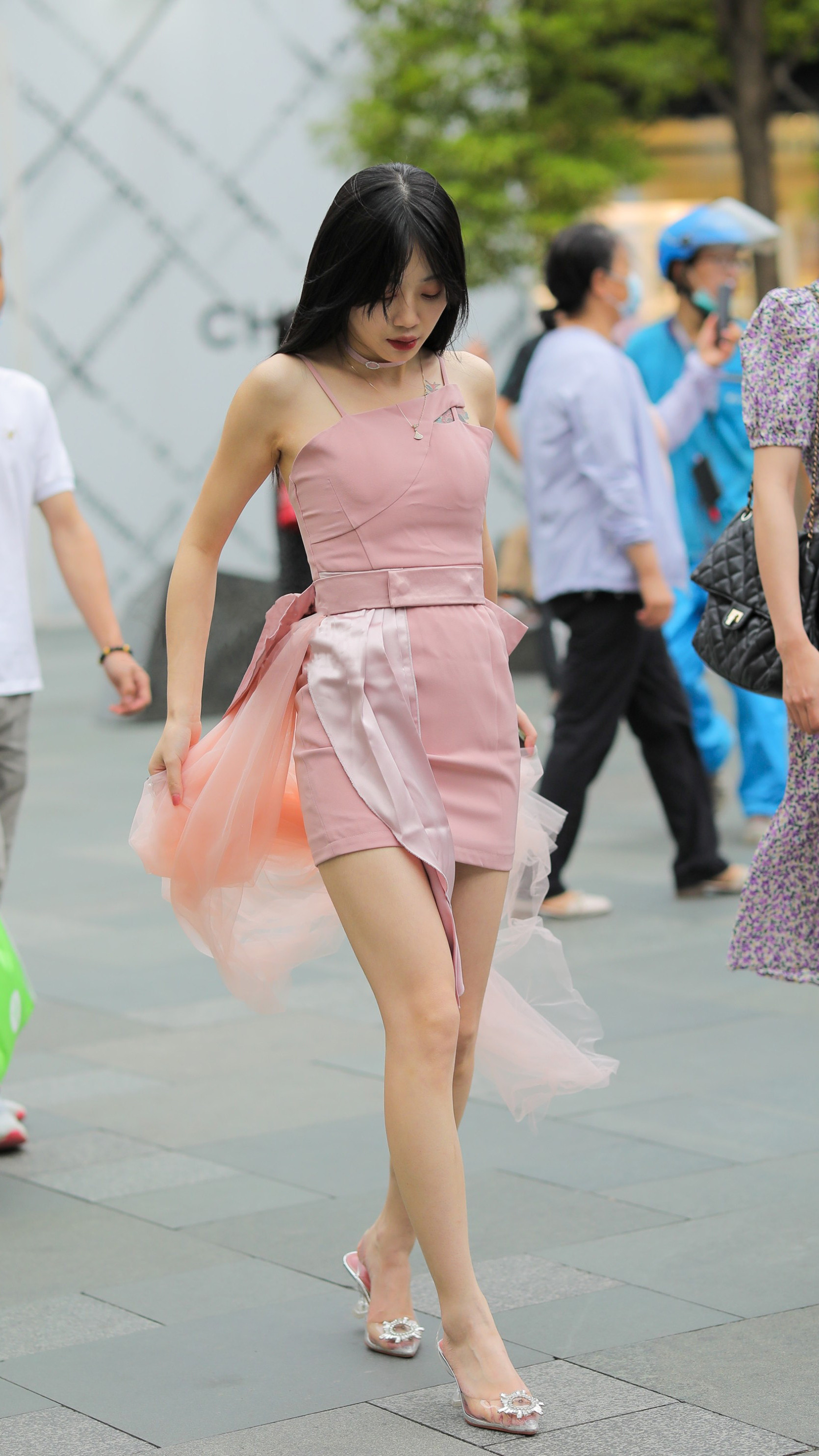 粉色是年轻女孩的最爱, 美丽装饰的粉色雪纺连衣裙, 融化和减少年龄