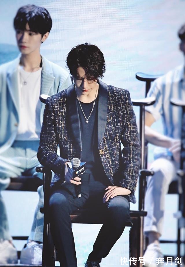 肖战|《陈情令》见面会引粉丝不满,王一博为肖战怼主持人反被肖战安抚