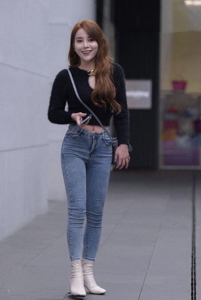 姐姐出门逛街,穿牛仔裤配靴子,完全不顾色彩,真的很时髦