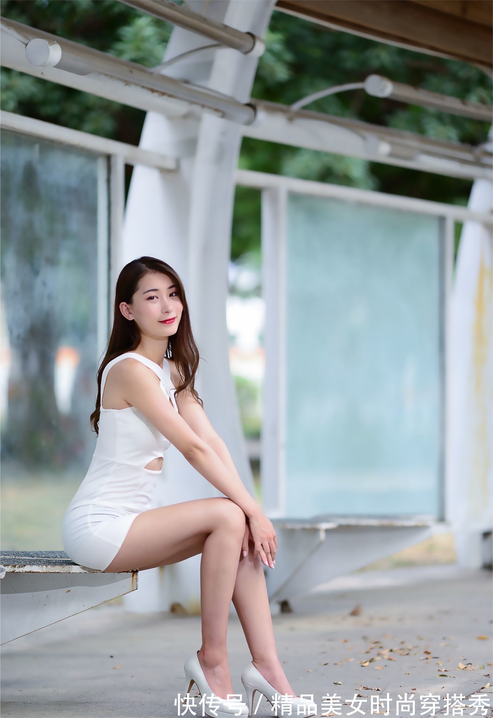 性感 白色无袖连衣裙，脚上一双白色的高跟鞋搭配，性感十足