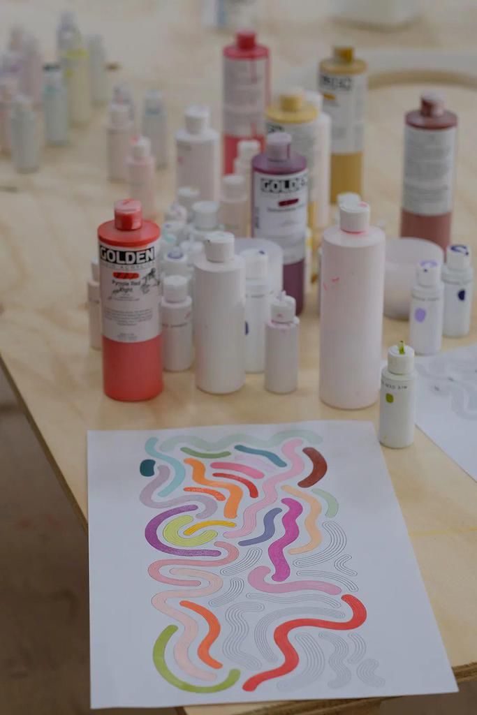  橡皮|徒手造彩色弧线与波浪，模糊边界的“橡皮”艺术家