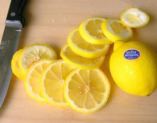 柠檬皮加一宝煮水,每天一杯,失眠好了,赶跑大肚腩,色斑也淡了