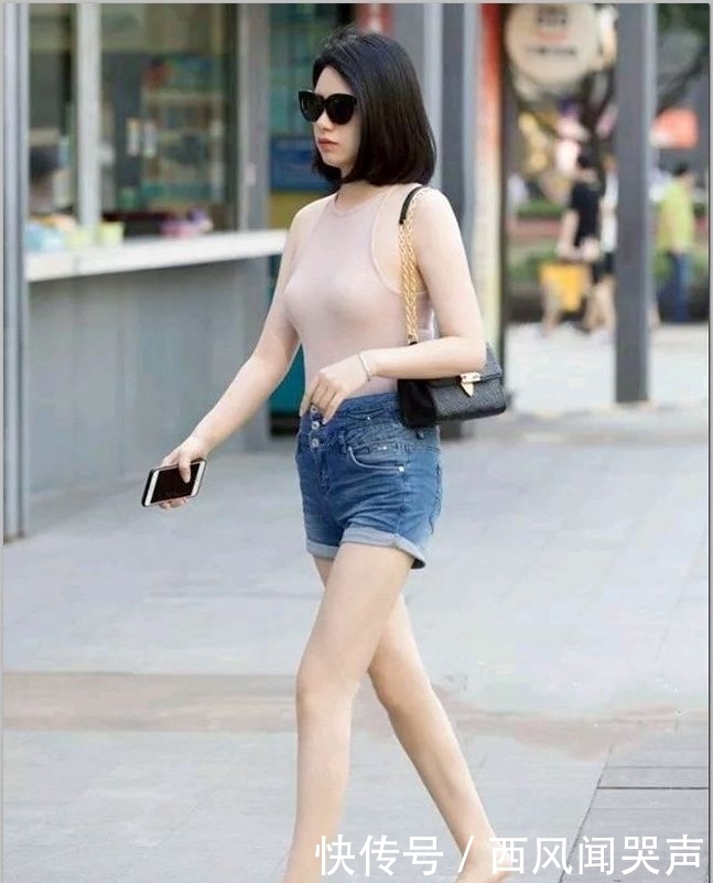 时尚街拍：漂亮的小姐姐穿搭迷人短裤，白皙修长美腿十分抢镜！
