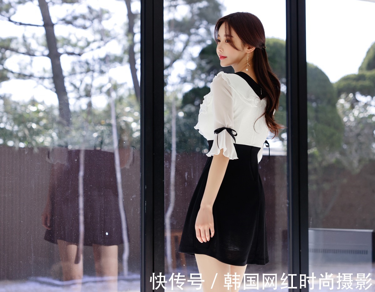 孙允珠|首发孙允珠时尚搭配:洛神天使气质炫白竖扣包臀裙