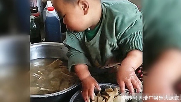 大宝|自从生了2胎,两岁老大地位直线下滑,洗菜发生的一幕笑喷了!